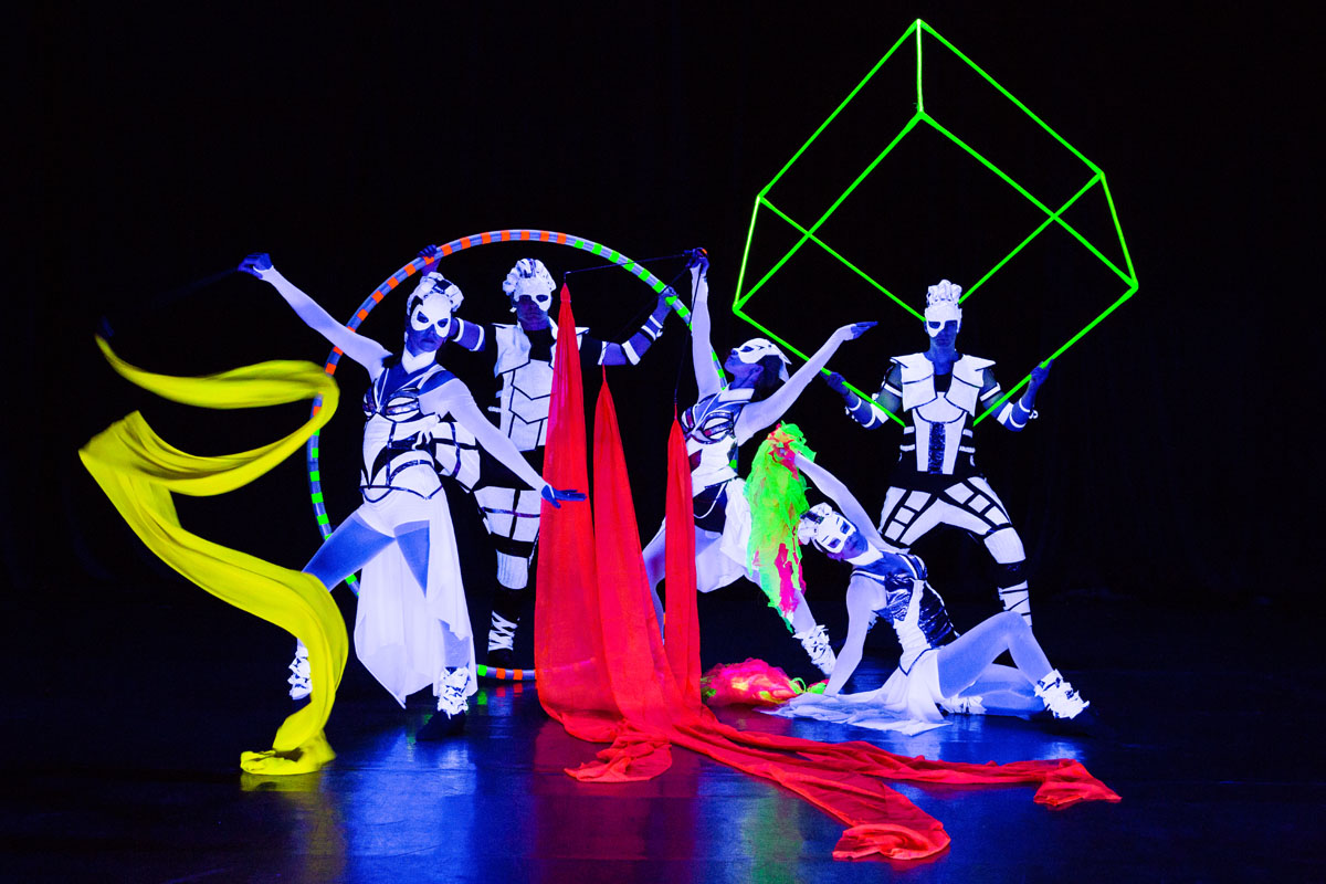 CRYSTAL LIGHT UV Show - tanečné a akrobatické predstavenie pod UV svetlom - Anta Agni