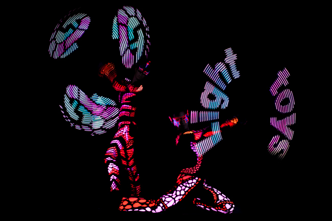 tanec a akrobacia v UV svetle - Anta Agni svetelná UV Show
