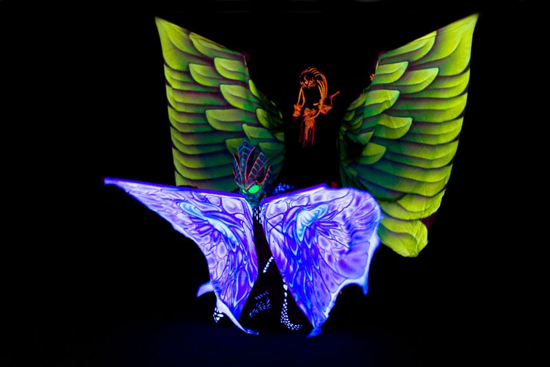 tanec a akrobacia v UV svetle - Anta Agni svetelná UV Show