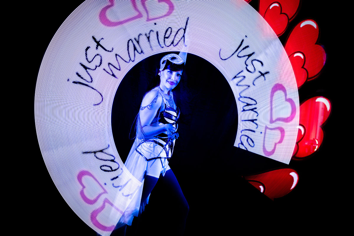 svadobné oznámenie - tanec pod UV svetlom - grafické žonglovanie Anta Agni UV show