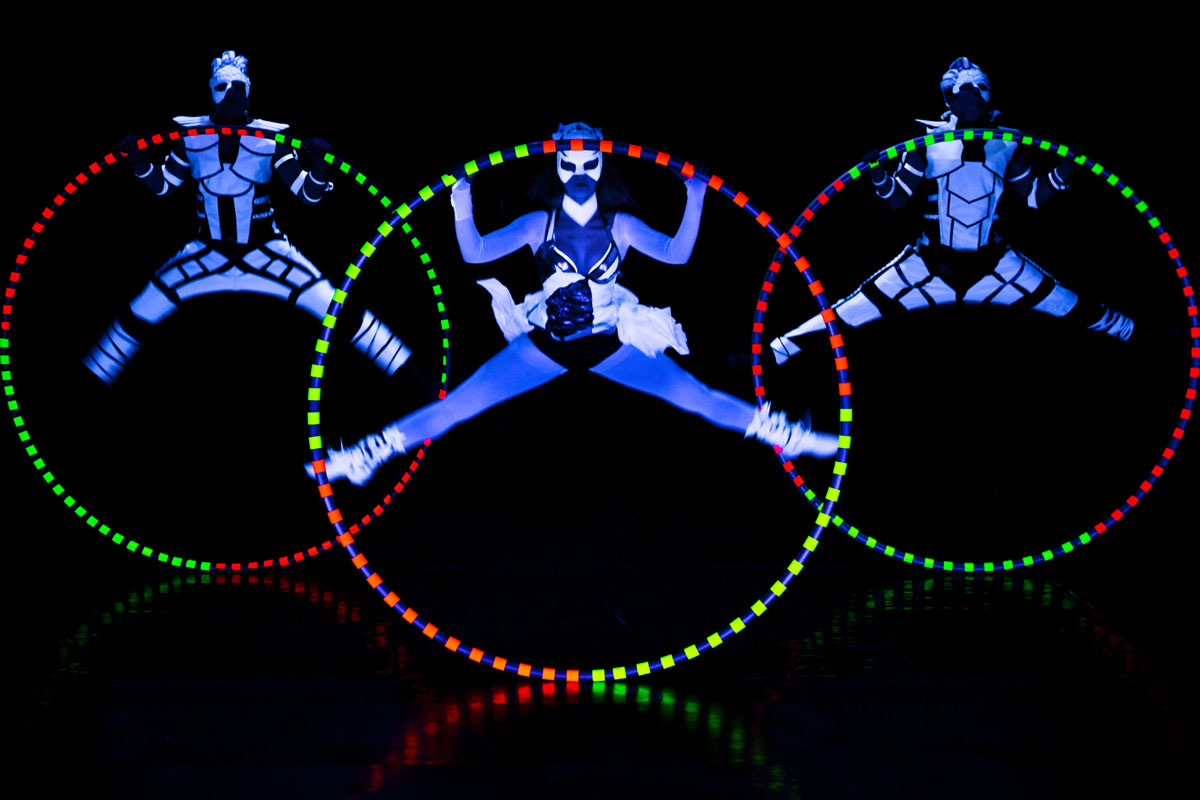 akrobaticka UV šou Anta Agni - kruhy a bruče Cyr Wheel - Crystal Light