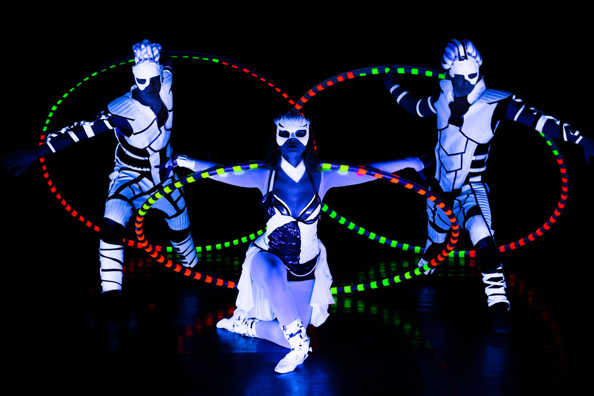 akrobati Anta Agni - Cyr Wheel v UV svetle - Crystal Light UV Show