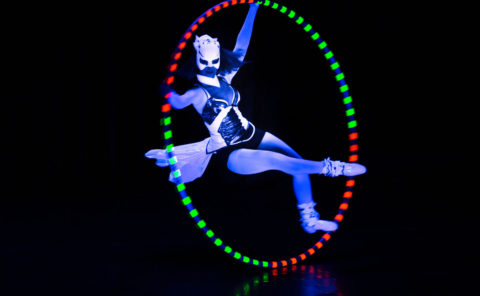 akrobatka Anta Agni v obruci Cyr Wheel - svetelna UV show