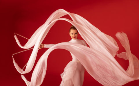 Tanečnice s hodvábnou stuhou Anta Agni - reklama Wüstenrot